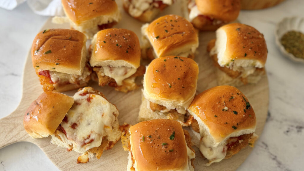 Receta rápida de deslizadores de pollo y parm