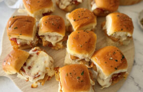 Receta rápida de deslizadores de pollo y parm