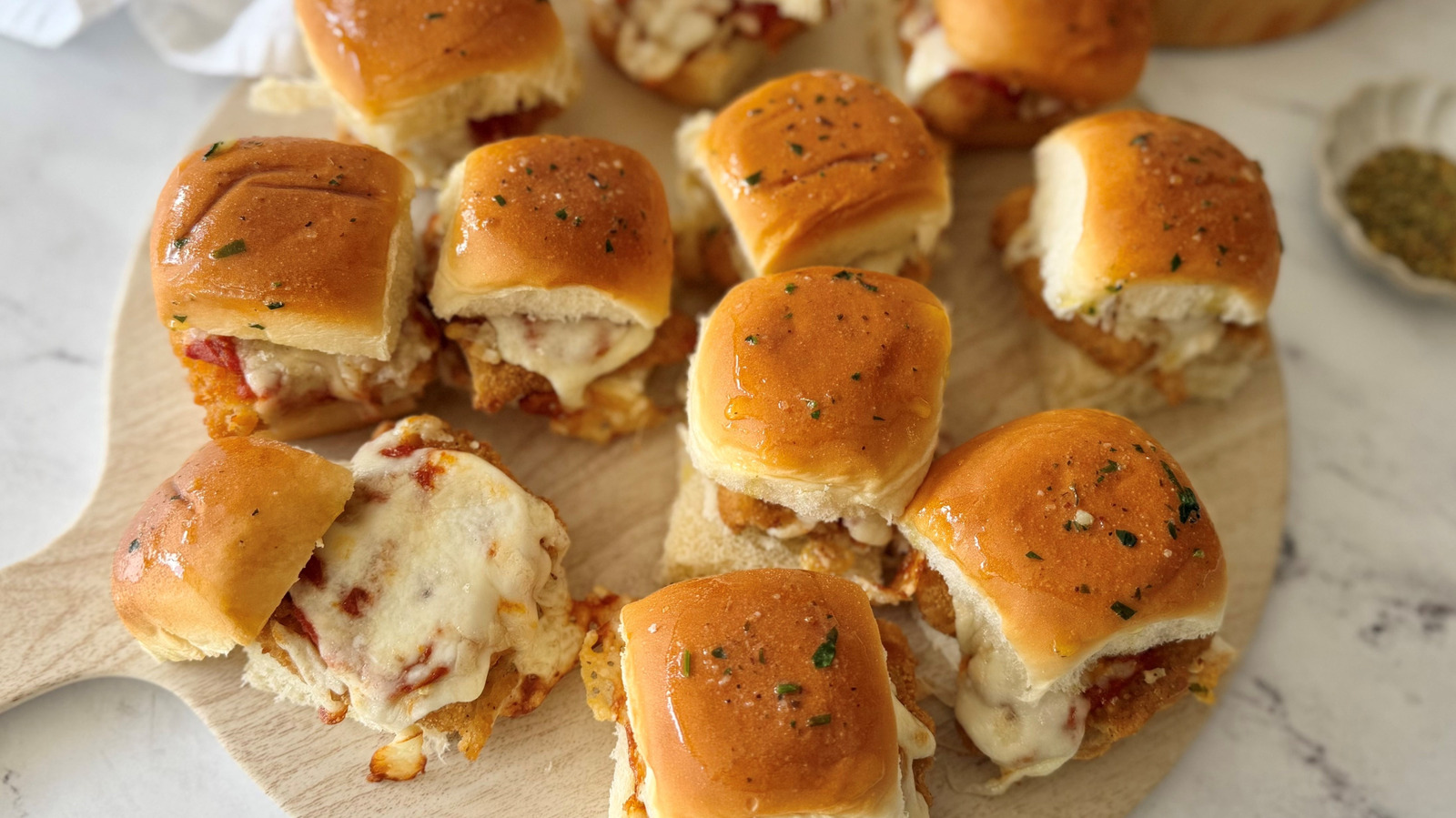 Receta rápida de deslizadores de pollo y parm