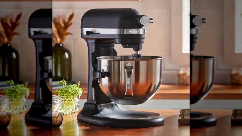 Batidora de pie con elevación de tazón KitchenAid de 6 cuartos sobre encimera
