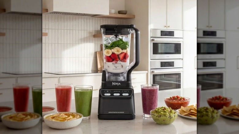 Licuadora profesional Ninja con Auto IQ preparada para hacer un batido