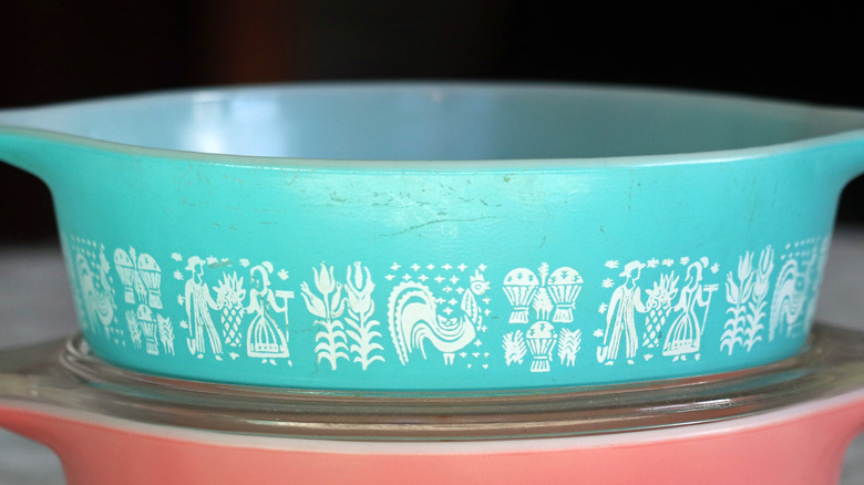 Cazuela Pyrex turquesa con patrón Butterprint
