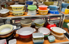 La impresión Pyrex de la vieja escuela de los años 50 que vale la pena buscar en tiendas de segunda mano
