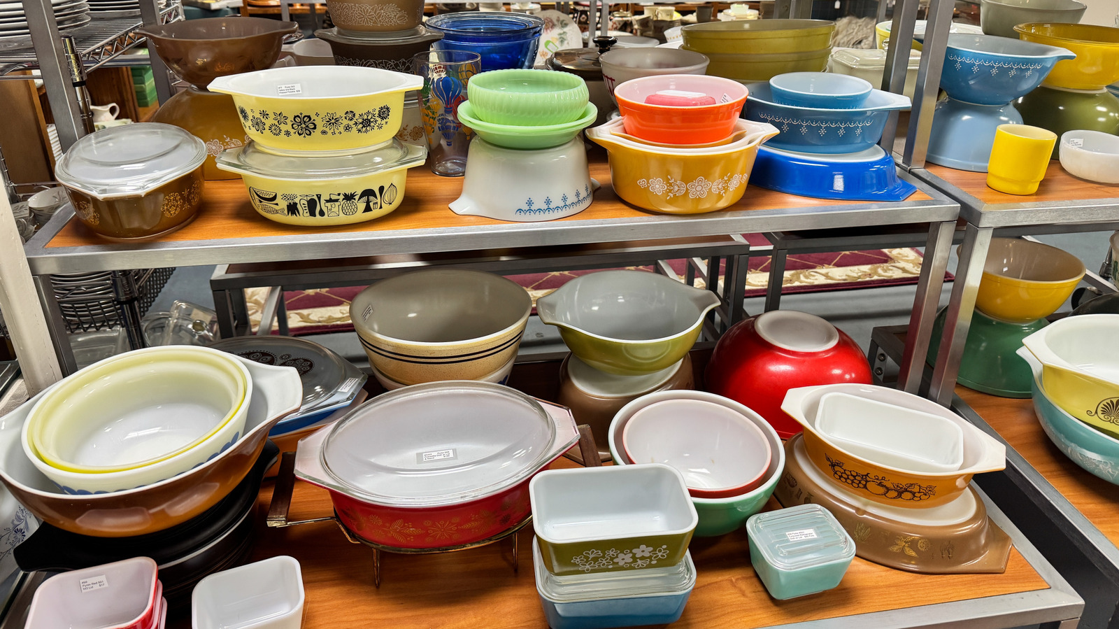 La impresión Pyrex de la vieja escuela de los años 50 que vale la pena buscar en tiendas de segunda mano