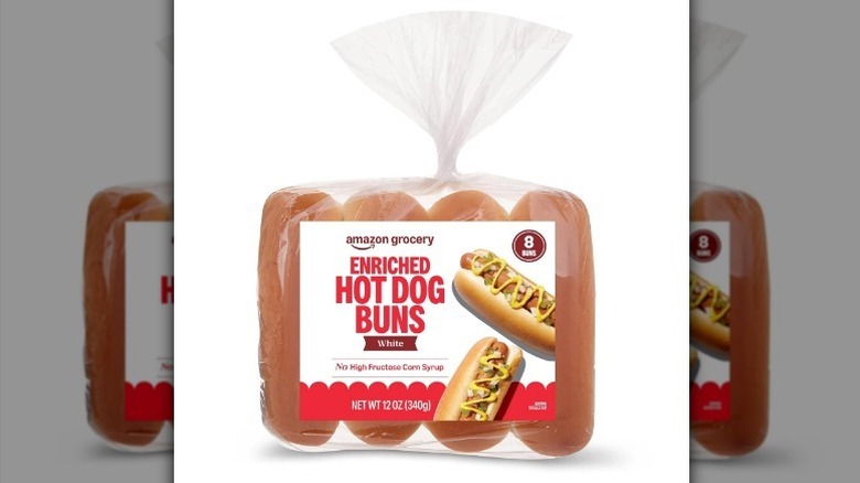 Bollos para perros calientes sobre fondo blanco.