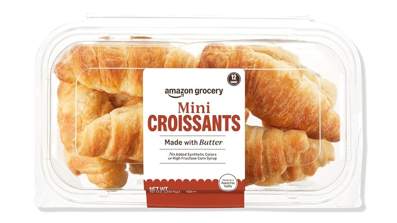 Mini croissants sobre fondo blanco.