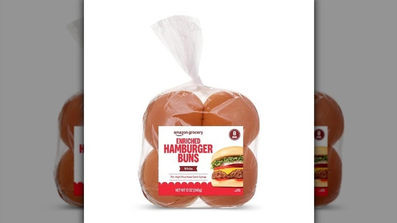 Bollos de hamburguesa sobre fondo blanco.