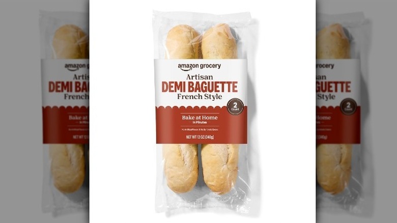 Demi baguette sobre fondo blanco.