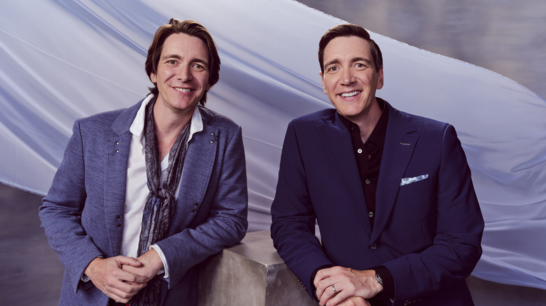 James y Oliver Phelps, presentadores de Harry Potter Wizards of Baking