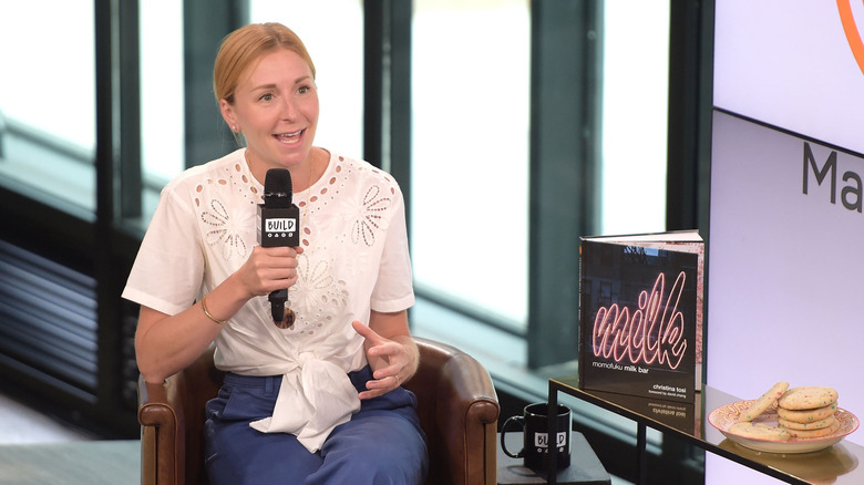 Christina Tosi con micrófono al lado 