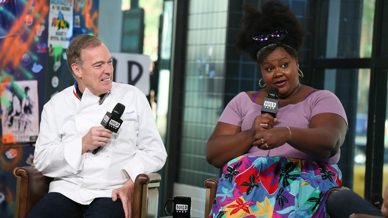 Jacques Torres y Nicole Byer de ¡Lo logró! con micrófonos