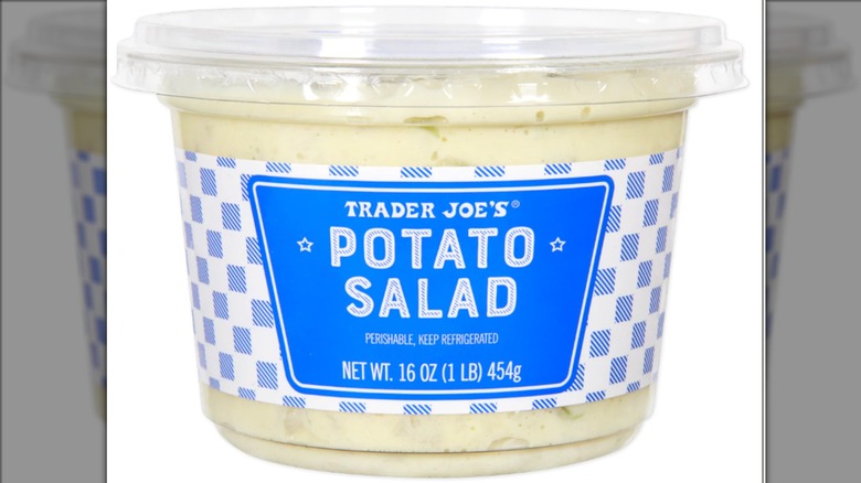 Tarrina de ensalada de patatas Trader Joe's con un fondo blanco.