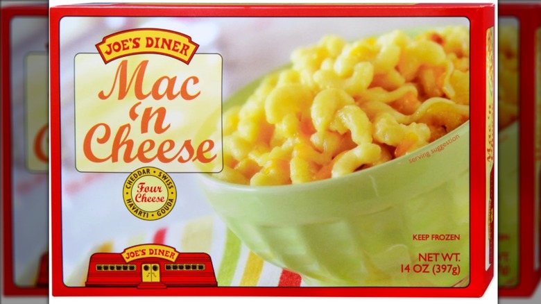 Una caja de macarrones con queso con cuatro quesos Joe's Diner
