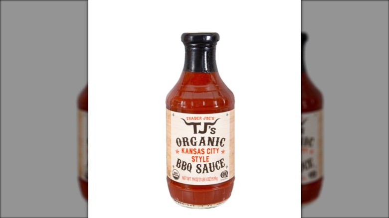Salsa BBQ estilo Kansas City orgánica con fondo blanco