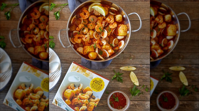 Caja de Trader Joe's Seafood Hervir junto a una olla del mismo plato