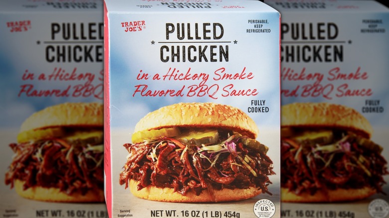 Caja de pollo desmenuzado BBQ de Trader Joe's