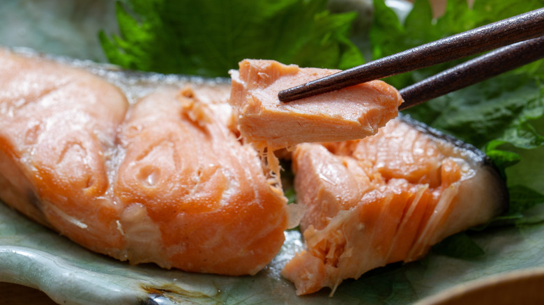 Shiozake proteico para el desayuno al estilo japonés (salmón salado)