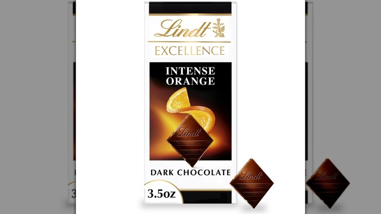 Barra de chocolate negro Lindt Excellence con naranja intensa