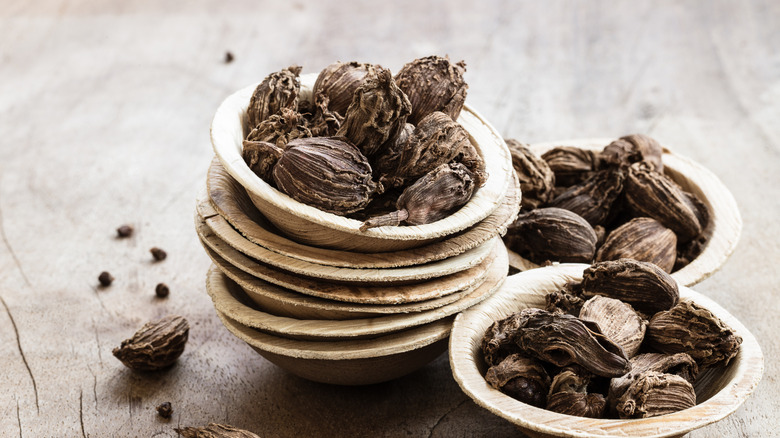 Cardamomo negro en tazones