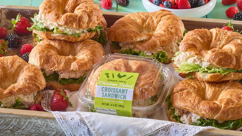 Sándwiches de croissant con ensalada de pollo en un plato