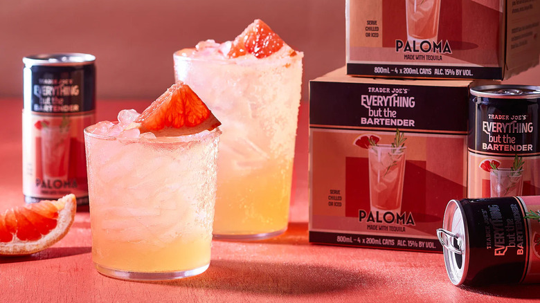 Palomas enlatadas en vasos con hielo junto a dos cajas