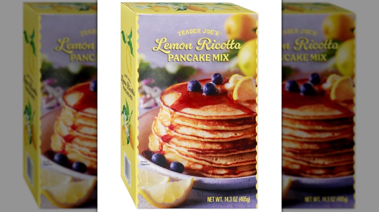 Mezcla para panqueques de ricotta y limón sobre un fondo blanco