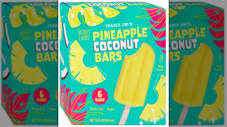 Una caja de barras de coco de piña sobre un fondo blanco.