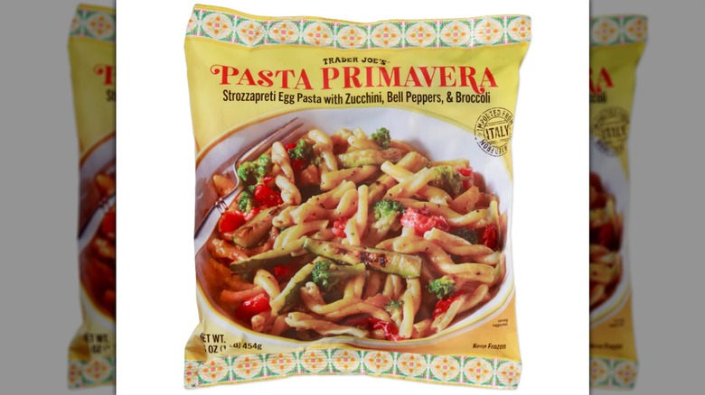 Una bolsa de pasta primavera sobre un fondo blanco.