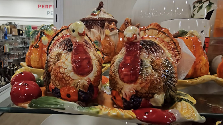 Salero y pimentero de cerámica con forma de pavo en bandeja