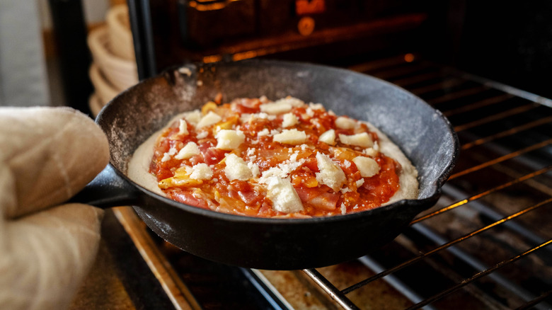 Pizza en una sartén de hierro fundido en el horno.