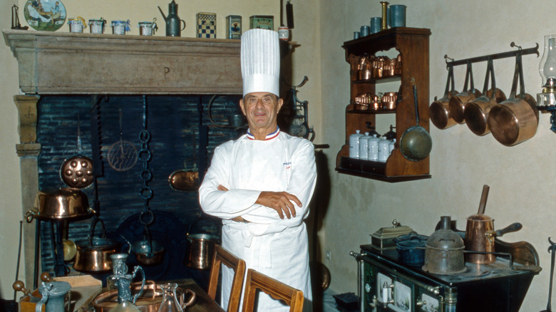Chef Paul Bocuse de pie en la cocina