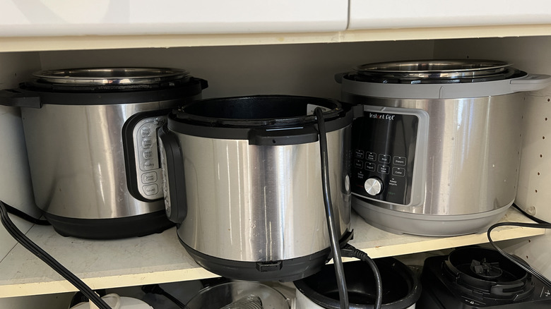 3 ollas a presión Instant Pot en un estante en una despensa