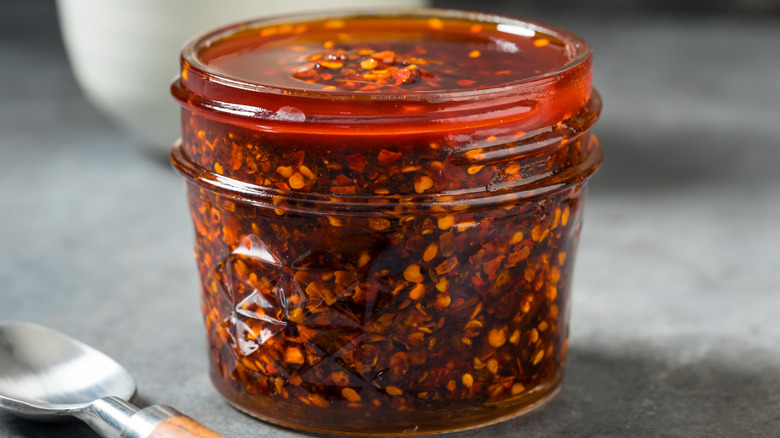 Tarro de chili crujiente casero