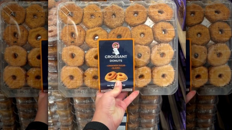 Mano sosteniendo un paquete de mini donuts de croissant.