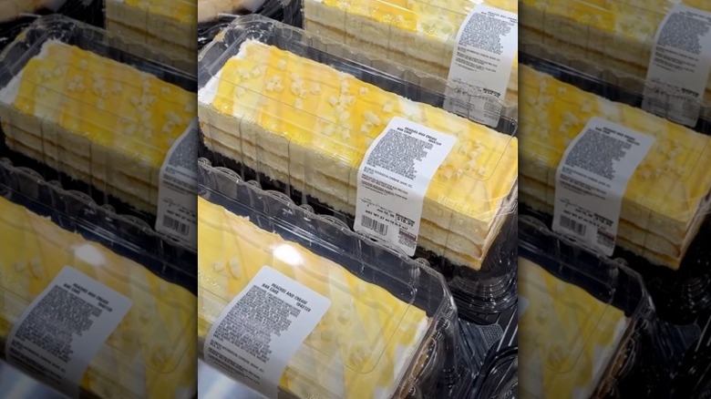 Línea de pasteles de barra de duraznos y crema en Costco.