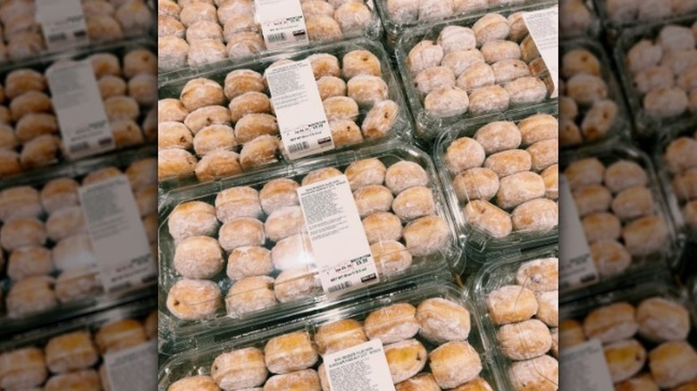 Línea de contenedores de mini buñuelos en Costco.