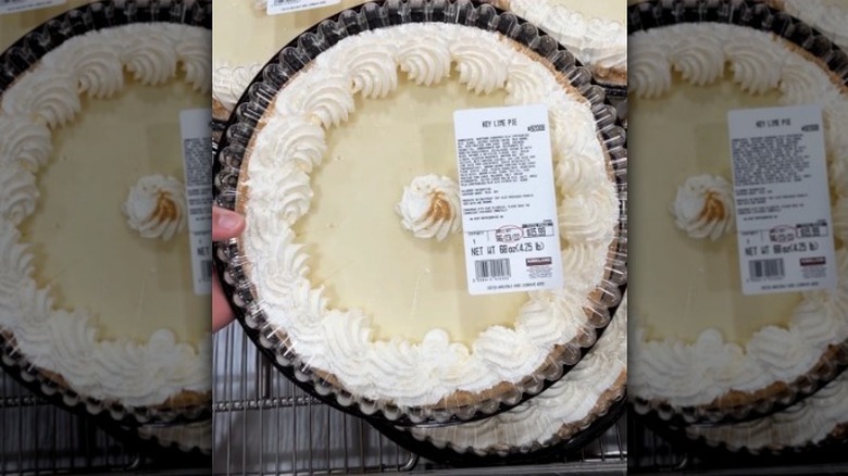 Mano sosteniendo tarta de lima en Costco.