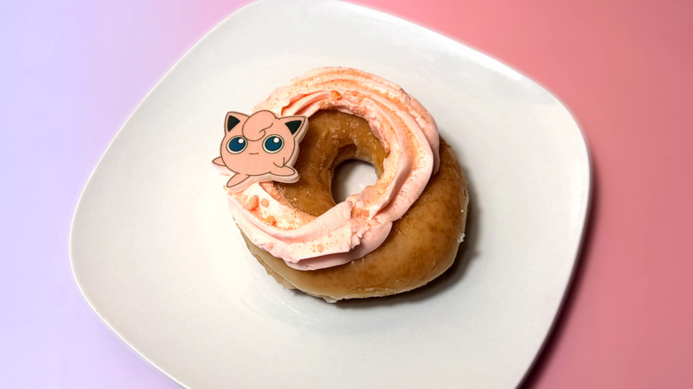 Donut temático jigglypuff en plato