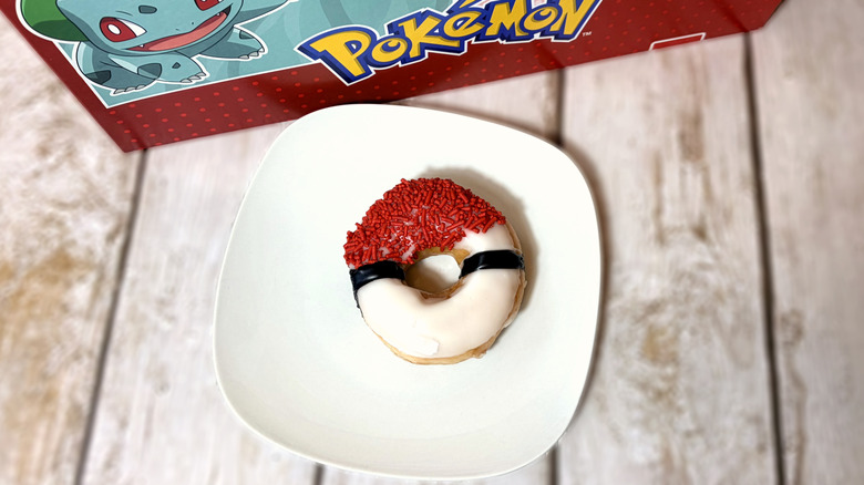 Poke Ball temática donut en el plato.