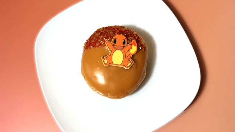 Donut de concha con temática de Charmander en un plato