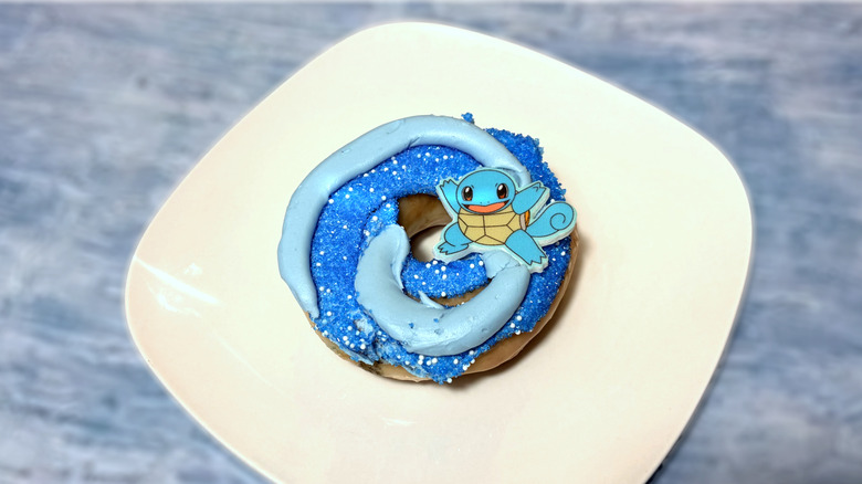 donut temático squirtle en el plato