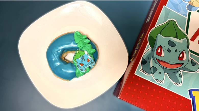 Donut con temática de bulbasaur en un plato junto a la caja
