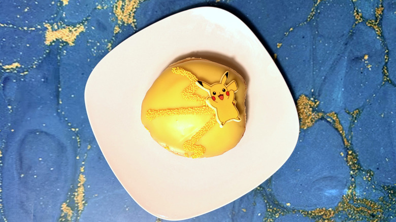 donut de concha con temática de pikachu en un plato