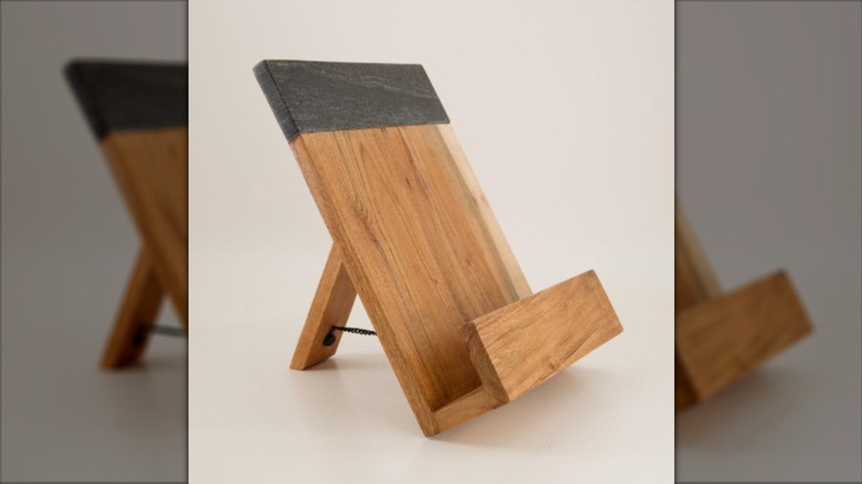 Porta libros de cocina de madera y mármol