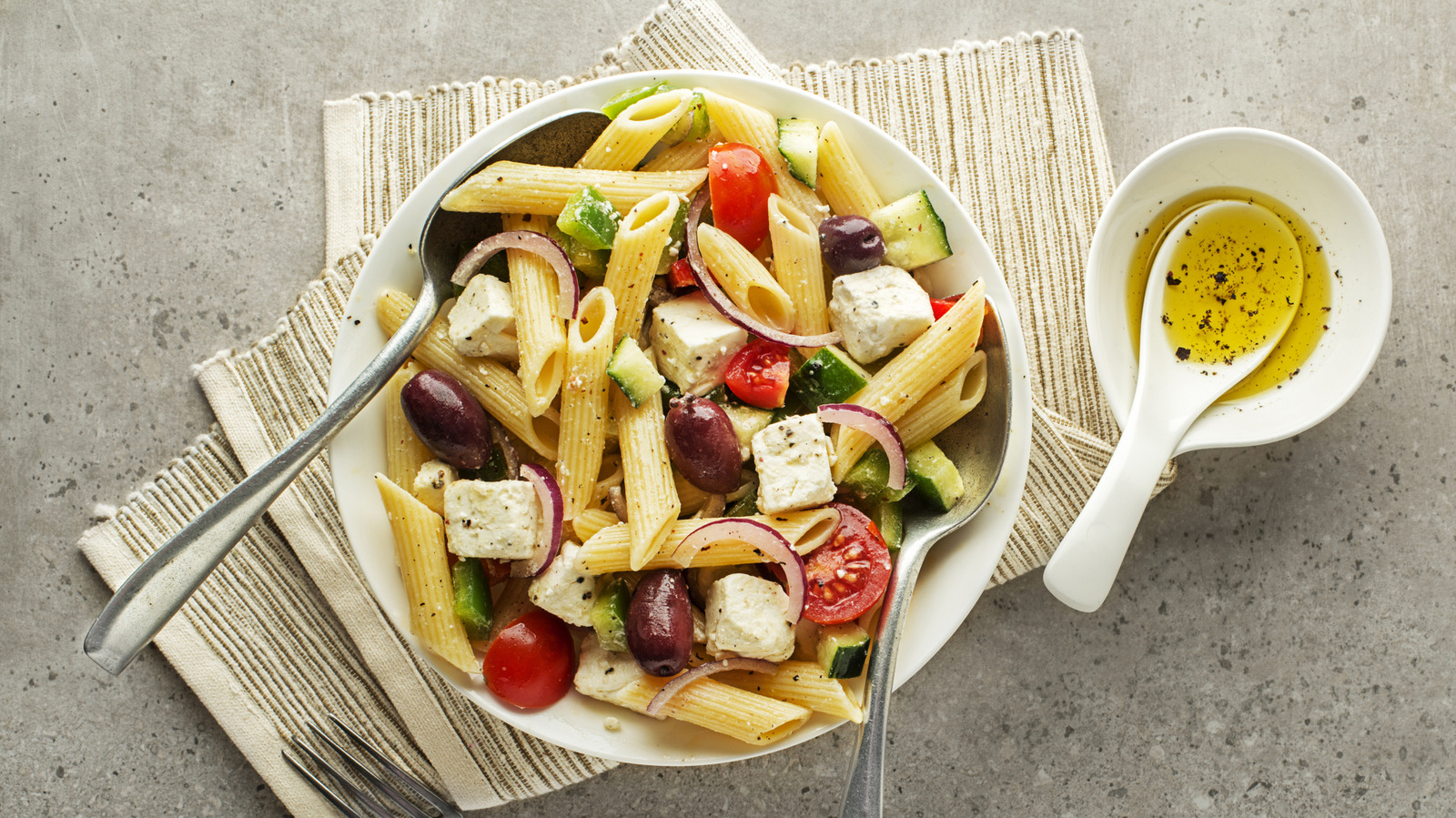 Para una ensalada de pasta al estilo mediterráneo, opte por este ingrediente