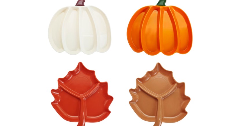 Bandejas de refrigerios con temática otoñal en forma de calabaza y hoja con fondo blanco.