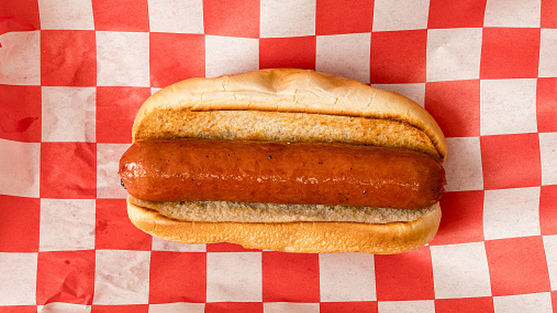 Hot dog en pan tostado sobre papel cuadriculado
