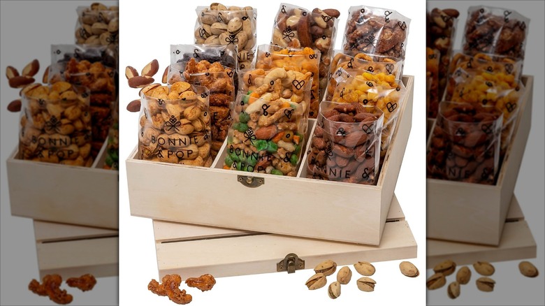 Bonnie & Pop nueces variadas en una caja de madera reutilizable