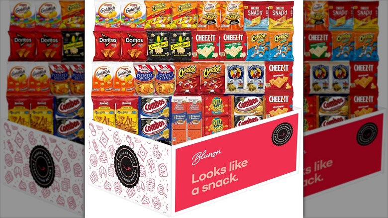 Variedad de snacks de galletas y queso blunon