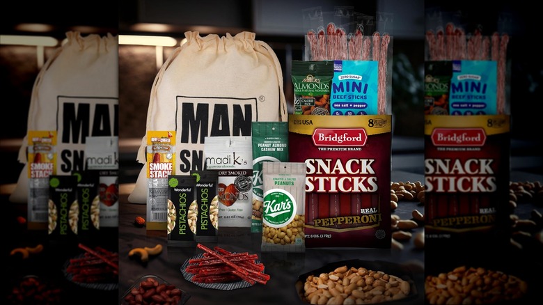 Cesta de regalo de lujo con cecina y frutos secos de ManSnacks